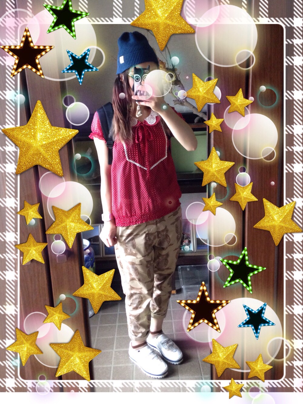 レッド系のシャツ/ブラウス、ベージュ系のその他パンツ、ホワイト系のスニーカーを着用したレディースの夏コーディネートの1枚目の写真