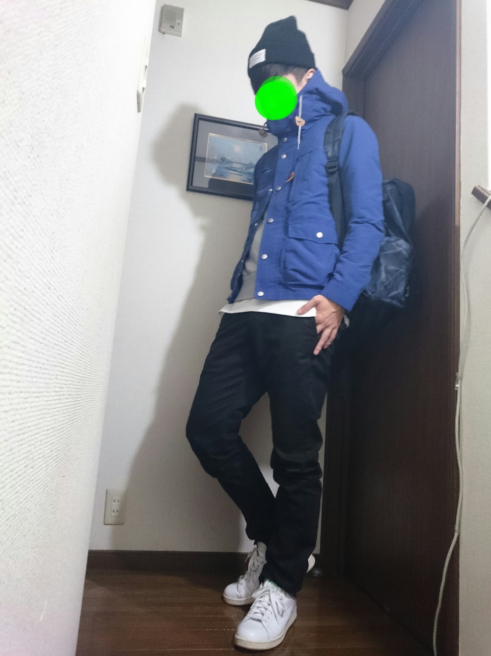 「adidas、RAGEBLUE、雨の日コーデ、マウンテンパーカー、スニーカー、シンプルコーデ、秋冬、黒スキニー、カジュアル、ニット帽」｜「adidasの★2015春夏モデル★オリジナルス スタンスミス[STAN SMITH] ＜ガラスレザー＞（スニーカー、ホワイト系）」を使った、naoさん（メンズ・178cm）の秋コーディネートの1枚目の写真