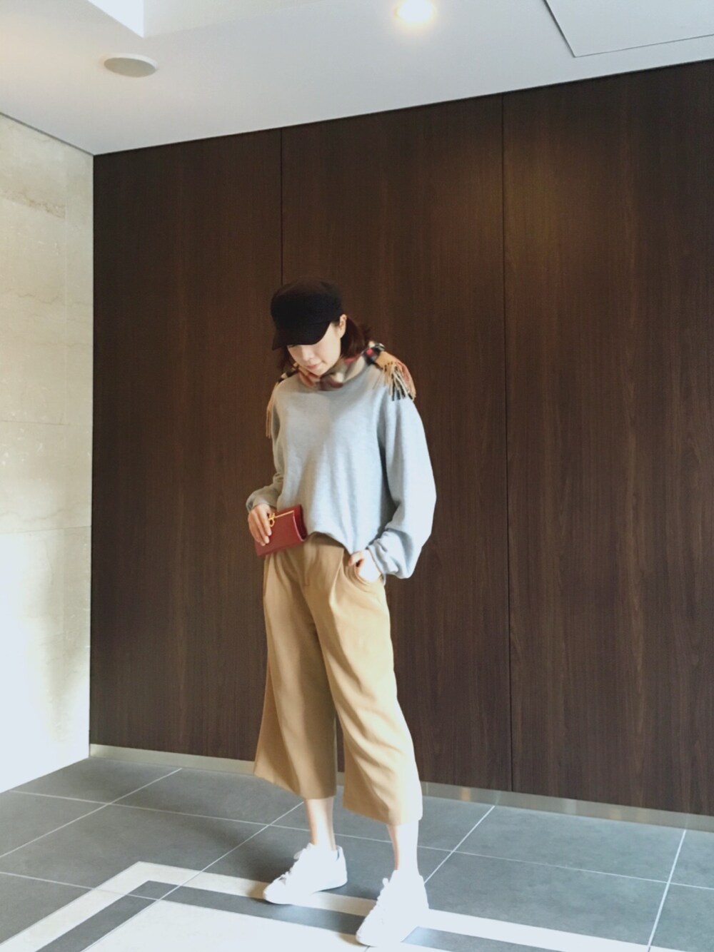 「sporty、大人カジュアル、休日スタイル、burberry、HAIDER ACKERMANN、boyish、boyfriend style」｜「HAIDER ACKERMANNのアイテム（パーカー、グレー系）」を使った、Blancaxxさん（レディース・168cm）の秋コーディネートの1枚目の写真