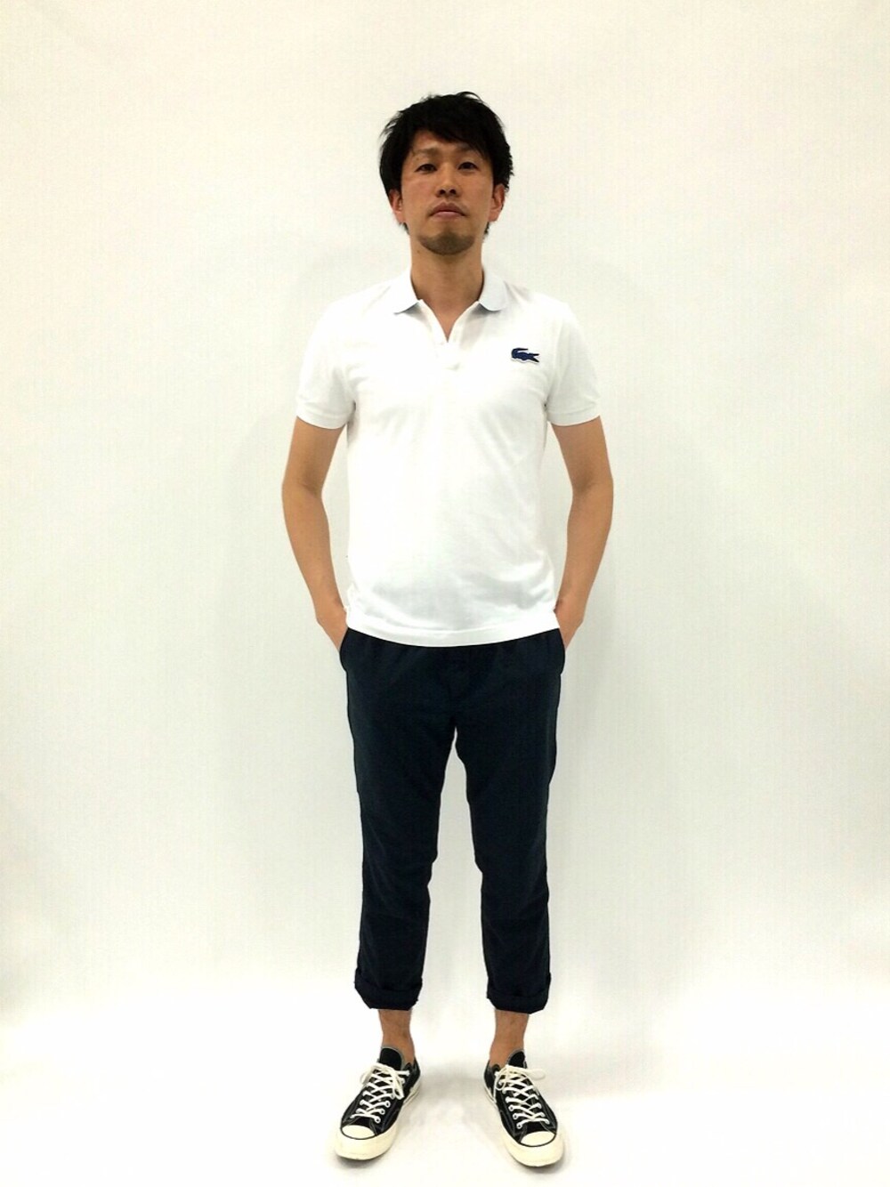「ラコステ、クロップドパンツ、シンプル、ポロシャツ、ADPOSION、スラックス、ネイビー×ホワイト、リラックススタイル、ゴムウエスト」｜「LACOSTE L!VEのジャガード ビッグクロコ ポロシャツ （半袖）（ポロシャツ、ホワイト系）」を使った、abuさん（メンズ・181cm）の春コーディネートの1枚目の写真