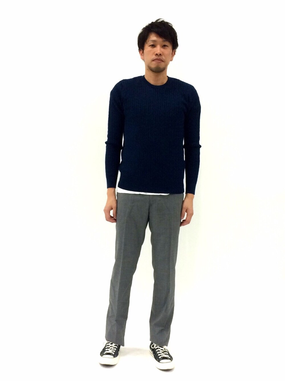 「クルーネックニット、グレー、スラックス、ケーブルニット、Sandinista、nano・universe、紺のニット、白Tシャツ、ちょっとお出かけ、Pringle」｜「SandinistaのCadet C/N Pokcet Tee / クルーネックポケットTシャツ（Tシャツ/カットソー、ホワイト系）」を使った、abuさん（メンズ・181cm）の春コーディネートの1枚目の写真