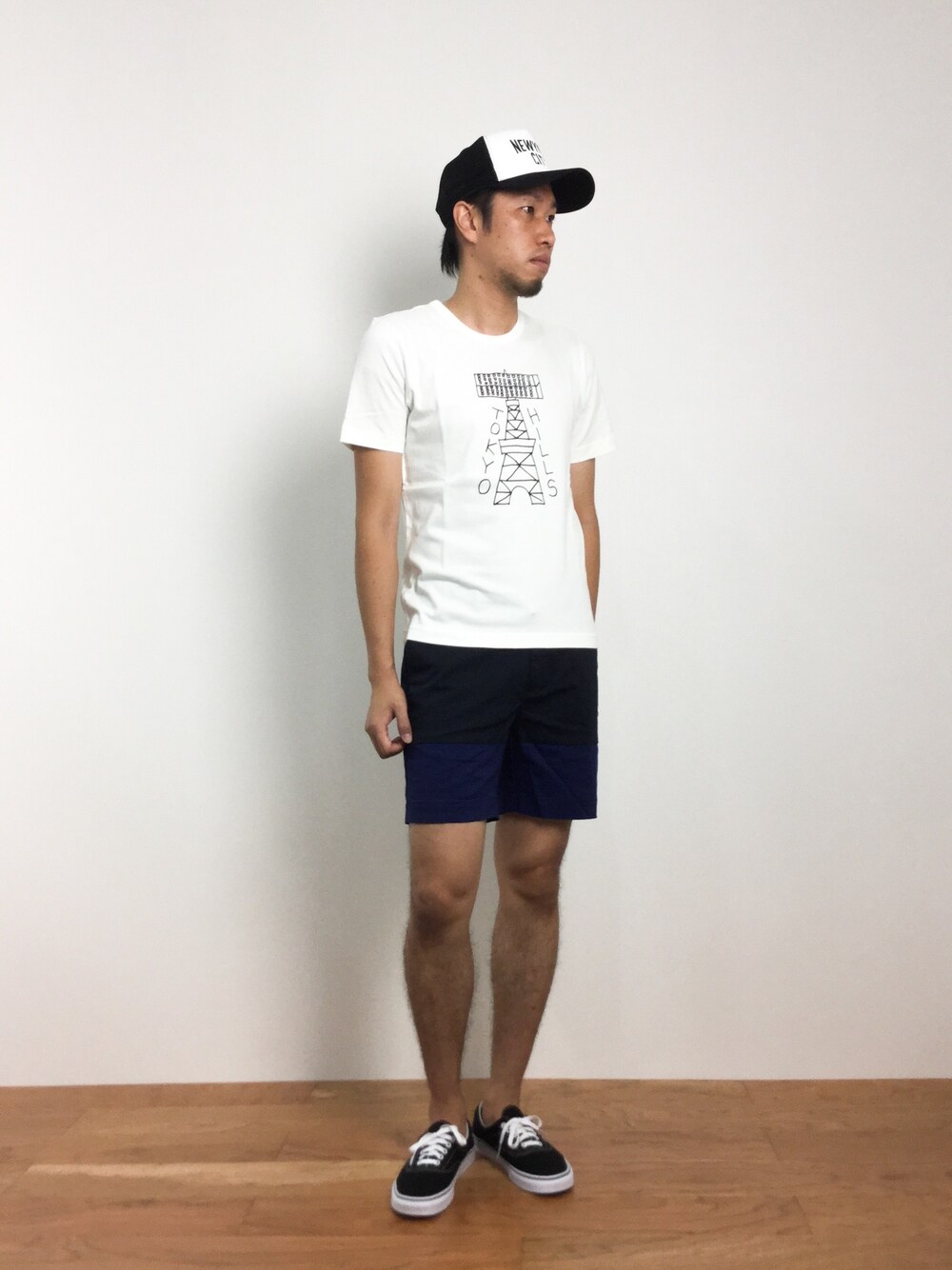 「シンプル、キャップ、バイカラー、大人カジュアル、ショーツ、プリントT、シンプルコーデ、ショーツスタイル、キャップスタイル」｜「JUNREDの【Kagami Ken×JUNRed】コラボTシャツ第2弾（Tシャツ/カットソー、ホワイト系）」を使った、abuさん（メンズ・181cm）の夏コーディネートの1枚目の写真