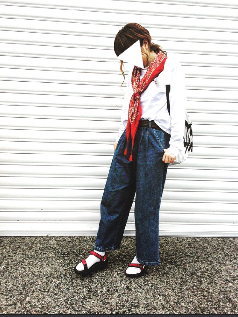「Ungrid、ストール、ワイドパンツ、デニム、カジュアル、シンプル、teva、デニムパンツ、赤、Kastane」｜「KBFのKBF デニムバギーパンツ（その他パンツ、ブルー系）」を使った、taaa♡さん（レディース・160cm）の春コーディネートの1枚目の写真