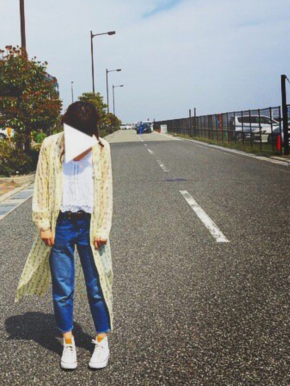 「はるコーデ、ラフ、透け感、スニーカー、コンバース、花柄ワンピ、黄色、F21、切りっぱなし、デニム」｜「CIAOPANICのアイテム（ワンピース、イエロー系）」を使った、taaa♡さん（レディース・160cm）の春コーディネートの1枚目の写真