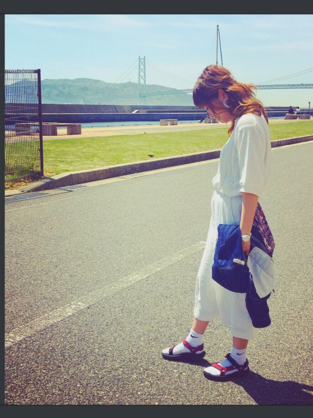 「シンプル、オールホワイト、teva、Teva×靴下、ホワイト、ホワイトコーデ、スカーフアレンジ、はるコーデ、ラクチンコーデ」｜「LEPSIMのバックフハクヅカイプルオーバー　567754（Tシャツ/カットソー、ホワイト系）」を使った、taaa♡さん（レディース・160cm）の春コーディネートの1枚目の写真