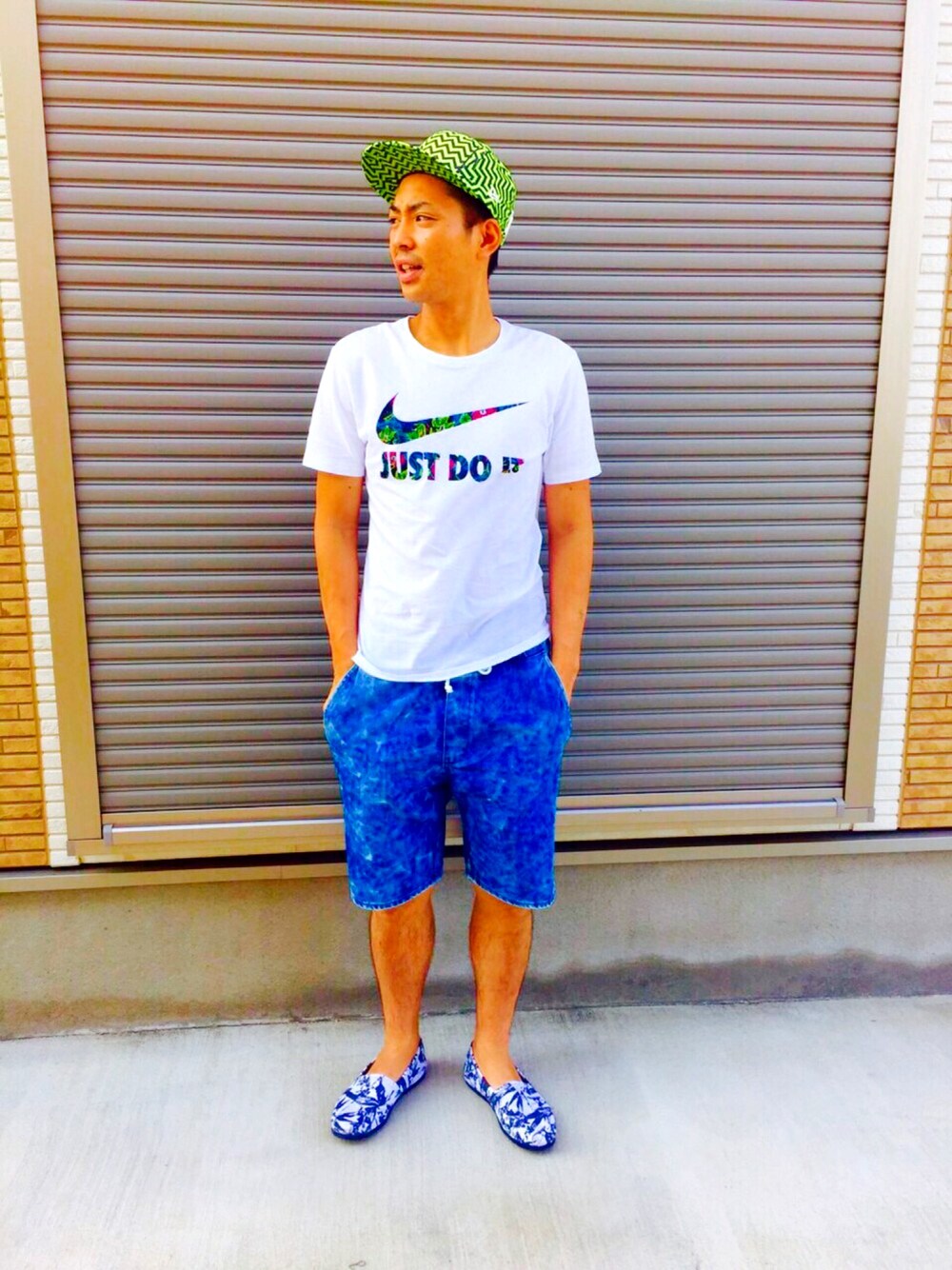 その他のスニーカー、ブルー系のその他パンツ、ホワイト系のTシャツ/カットソーを着用したメンズの秋コーディネートの1枚目の写真