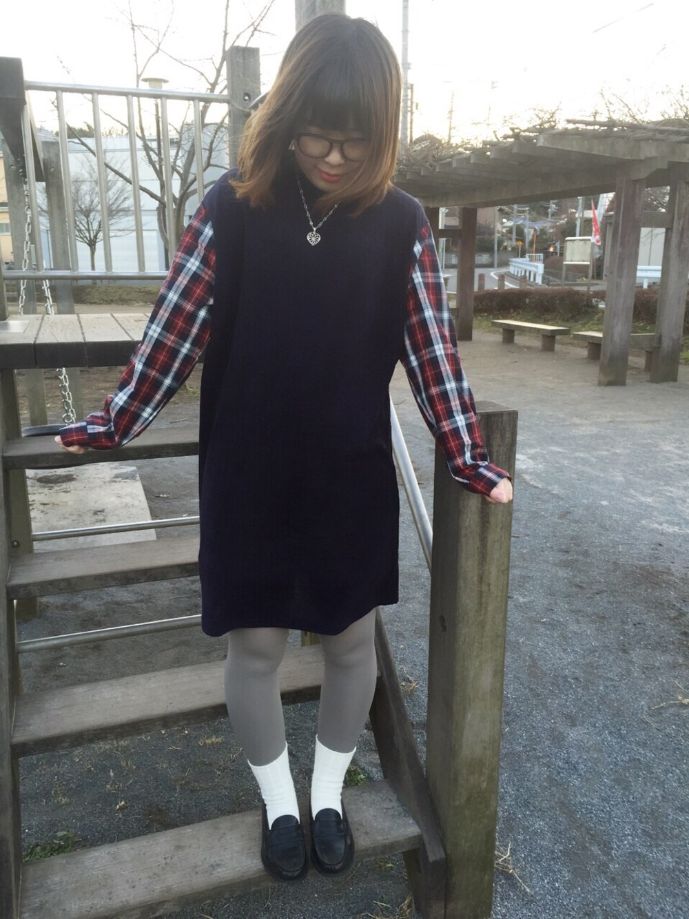 レッド系のワンピース、グレー系のタイツ/ストッキング、その他の福袋/福箱を着用したレディースの冬コーディネートの1枚目の写真