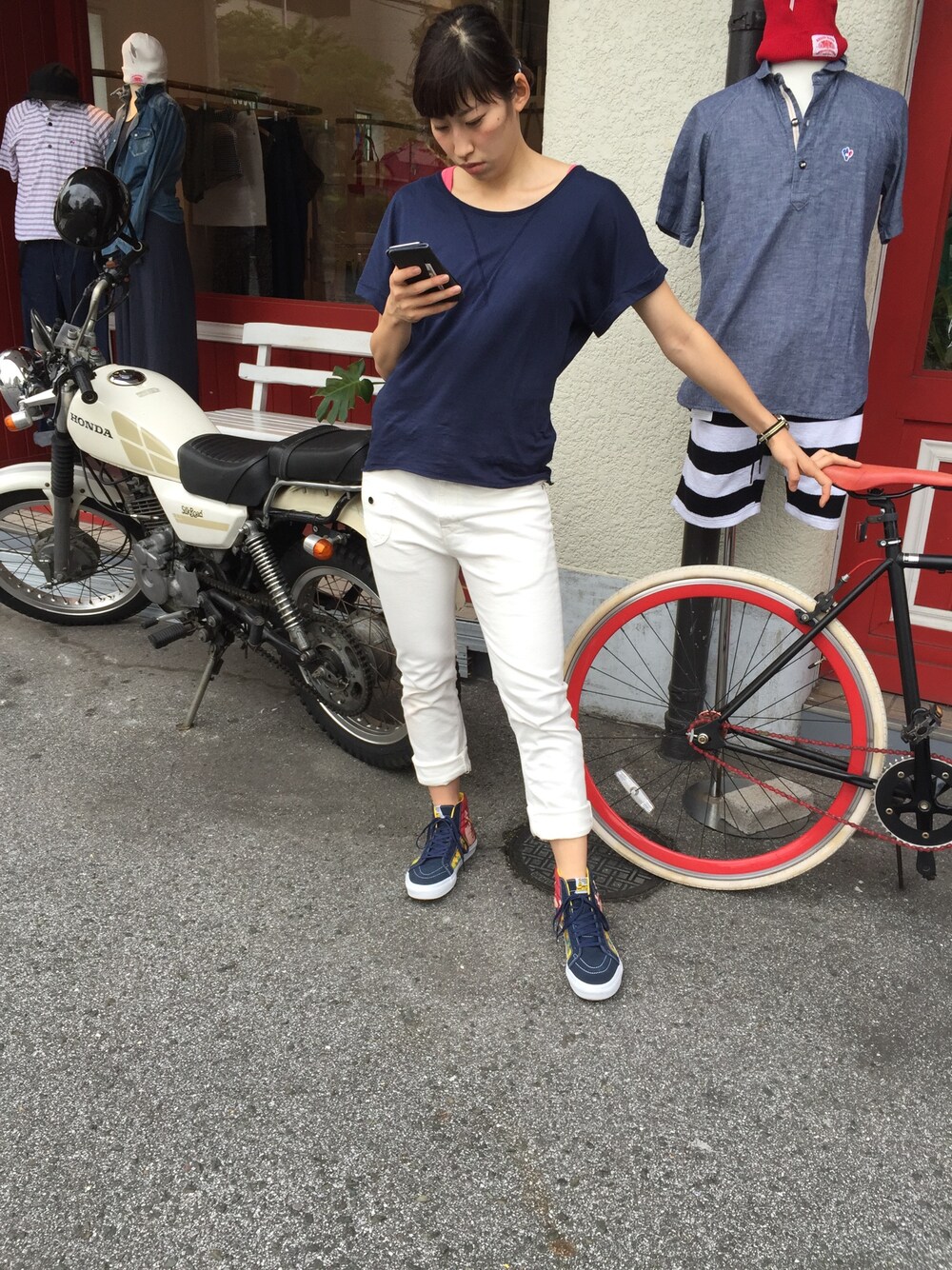 「jeronimo、シンプル、シロパンツ、自転車、スニーカースタイル」｜「kafikaのアイテム（その他パンツ、ホワイト系）」を使った、jeronimoさん（レディース・169cm）の春コーディネートの1枚目の写真