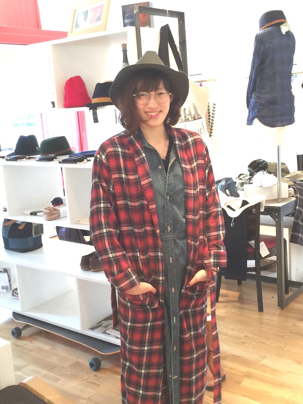「Johnbullのアイテム（シャツ/ブラウス、レッド系）」を使った、jeronimoさん（レディース・169cm）の春コーディネートの1枚目の写真