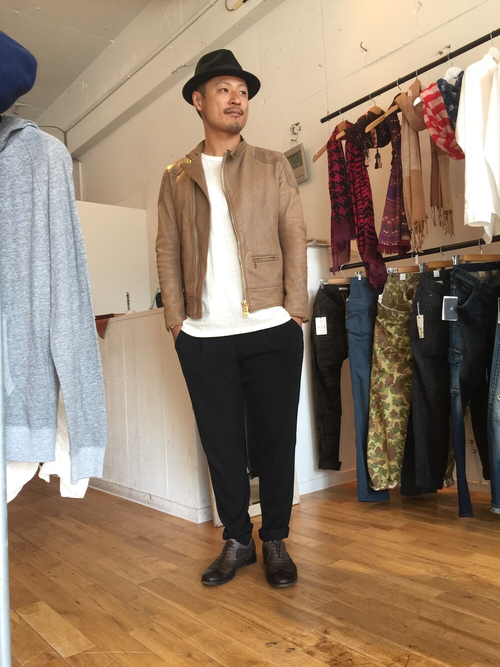 「Johnbullのアイテム（ライダースジャケット、グレー系）」を使った、jeronimoさん（メンズ・177cm）の春コーディネートの1枚目の写真