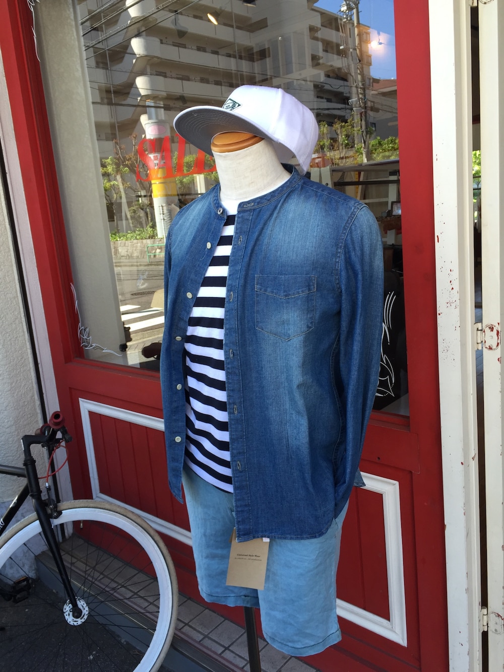 「シンプル」｜「Universal Style Wearのアイテム（シャツ/ブラウス、ブルー系）」を使った、jeronimoさん（メンズ・172cm）の春コーディネートの1枚目の写真