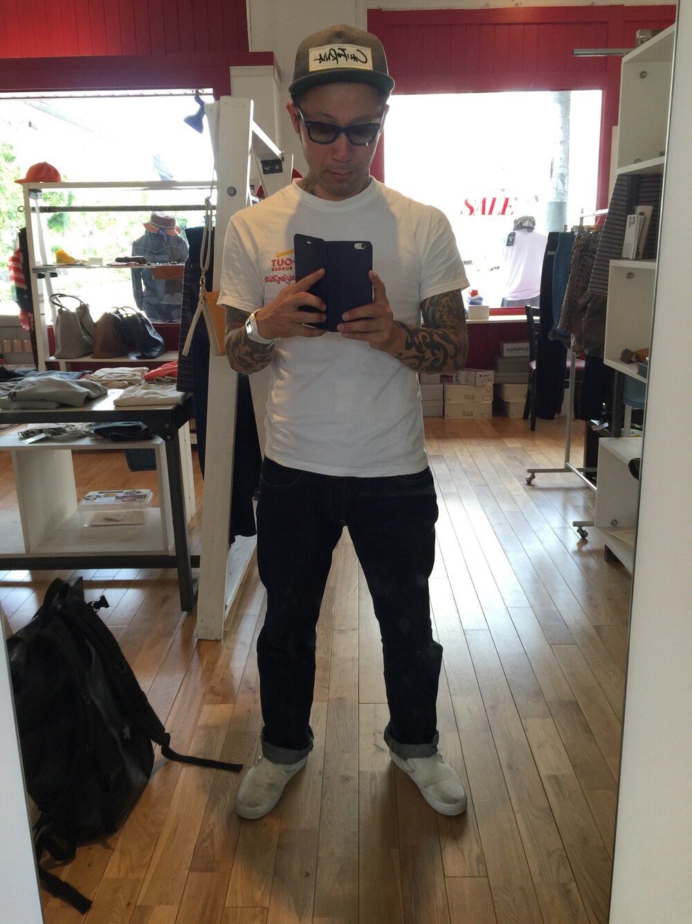 「jeronimo、カリフォルニアスタイル」｜「IN&OUTのアイテム（Tシャツ/カットソー、ホワイト系）」を使った、jeronimoさん（メンズ・172cm）の春コーディネートの1枚目の写真