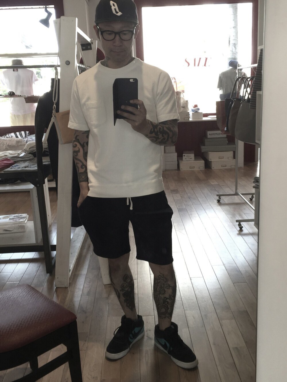 「夏コーデ、シンプル、ショーツ、gotham」｜「Universal Style Wearのアイテム（スウェット、ホワイト系）」を使った、jeronimoさん（メンズ・172cm）の春コーディネートの1枚目の写真