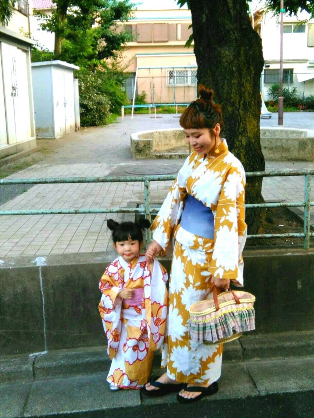 「女の子、夏祭り、夏、浴衣女子、夏コーデ、親子コーデ、花柄、キッズコーデ、KOE、かごバッグ」｜「koeの花柄浴衣（浴衣、イエロー系）」を使った、みっちゃんさん（キッズ・90cm）の夏コーディネートの1枚目の写真