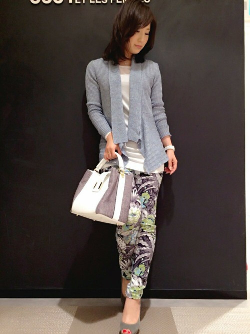 ブルー系のカーディガン/ボレロ、ブルー系のその他パンツを着用したレディースの春コーディネートの1枚目の写真