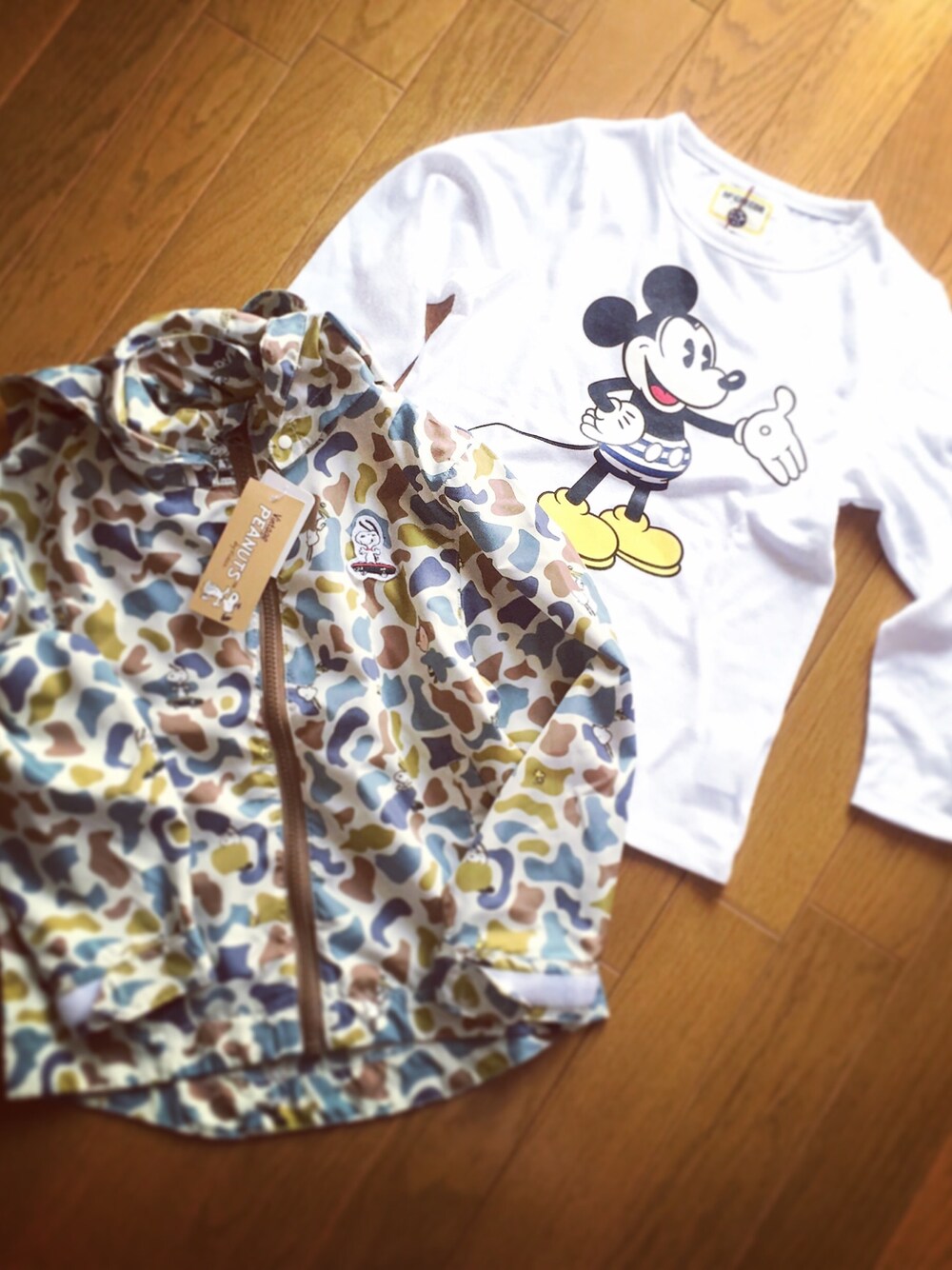 「キッズコーデ、カモフラ、ミッキーT、スヌーピー」｜「McGREGORのアイテム（Tシャツ/カットソー、ホワイト系）」を使った、lilo&mumさん（キッズ・110cm）の春コーディネートの1枚目の写真
