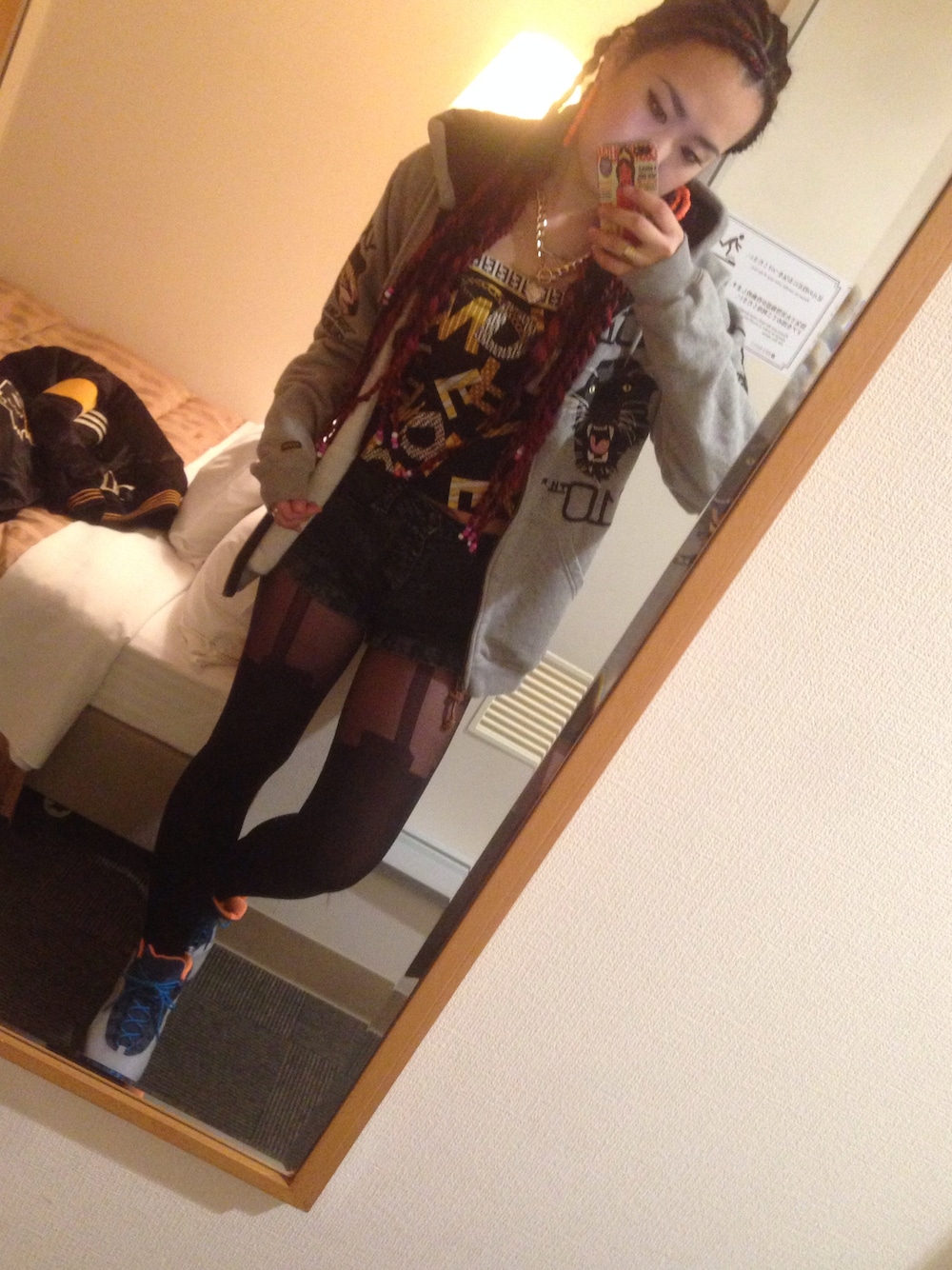 グレー系のパーカーを着用したレディースの冬コーディネートの1枚目の写真