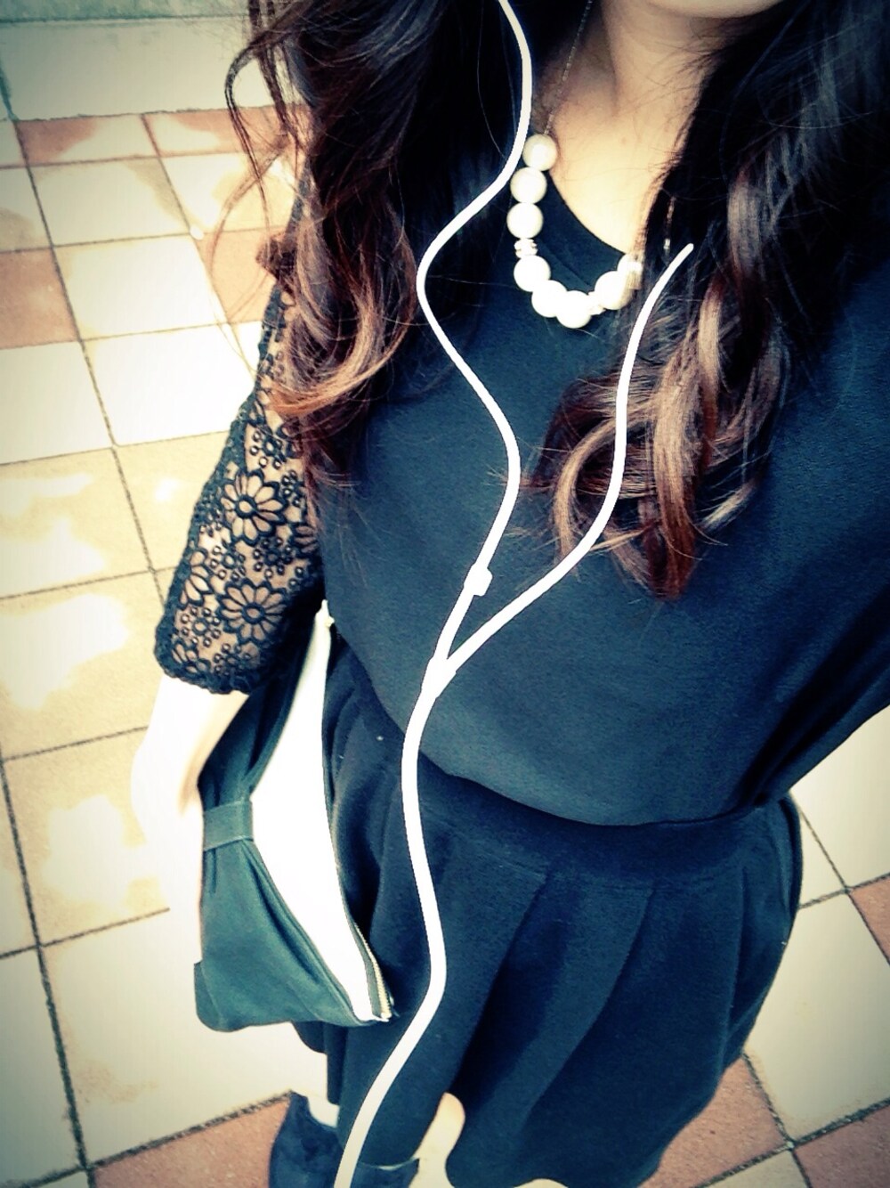 グレー系のレギンス/スパッツを着用したレディースの秋コーディネートの1枚目の写真