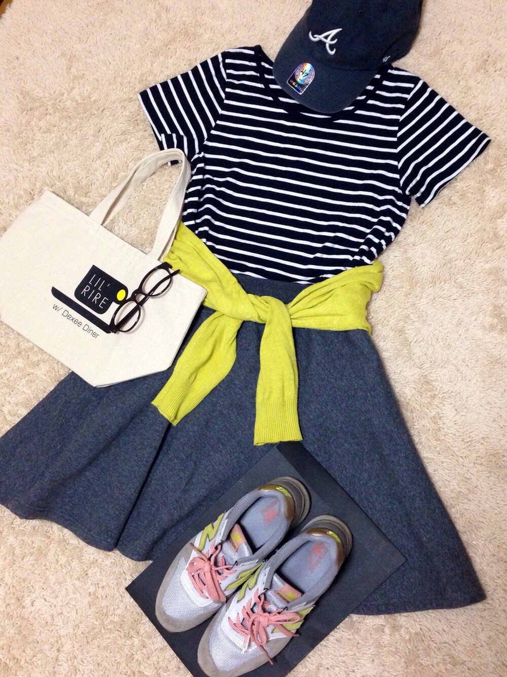 グレー系のスカート、グレー系のスニーカーを着用したレディースの春コーディネートの1枚目の写真