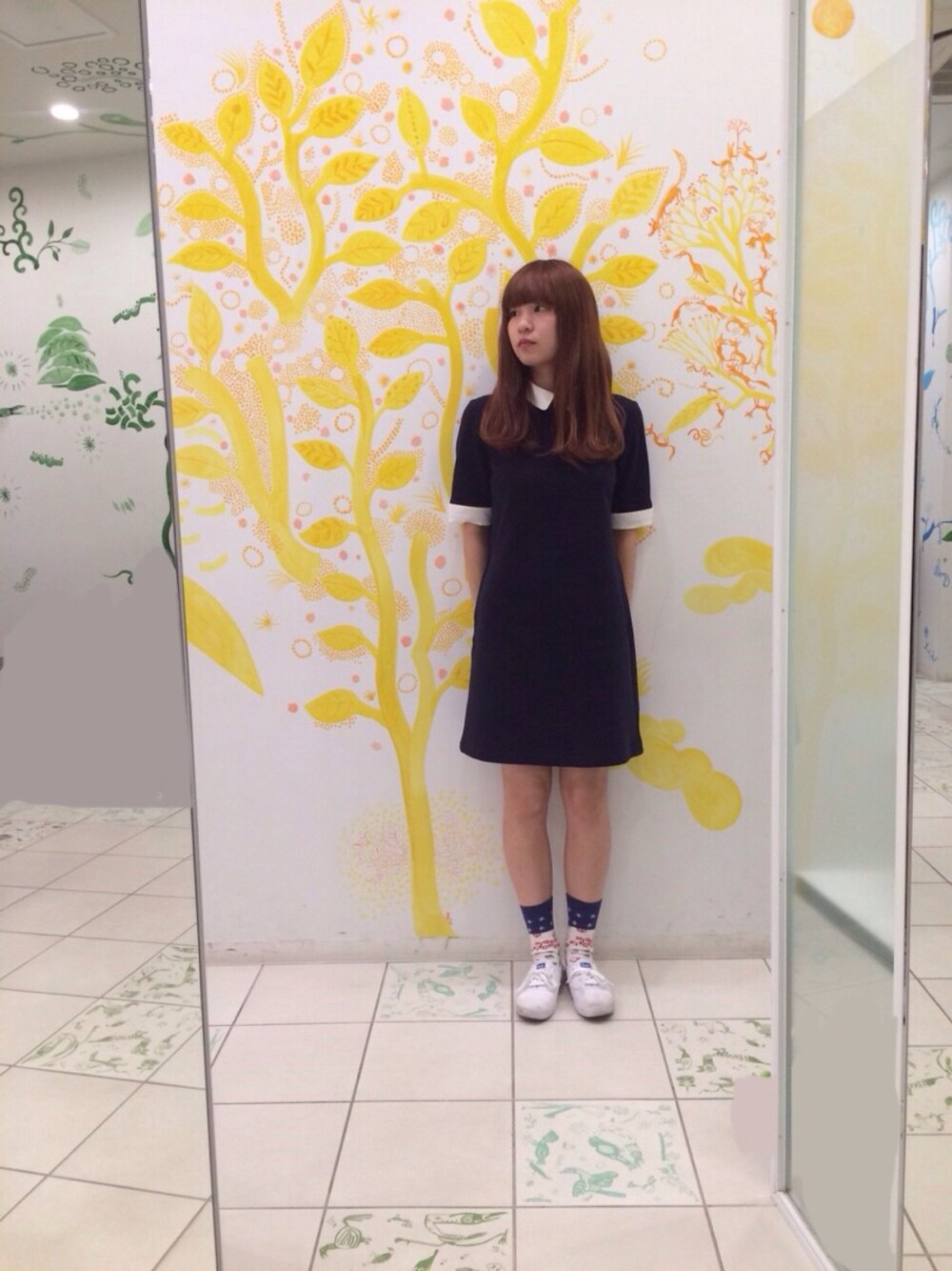 ブルー系のワンピース、ホワイト系のスニーカーを着用したレディースの秋コーディネートの1枚目の写真