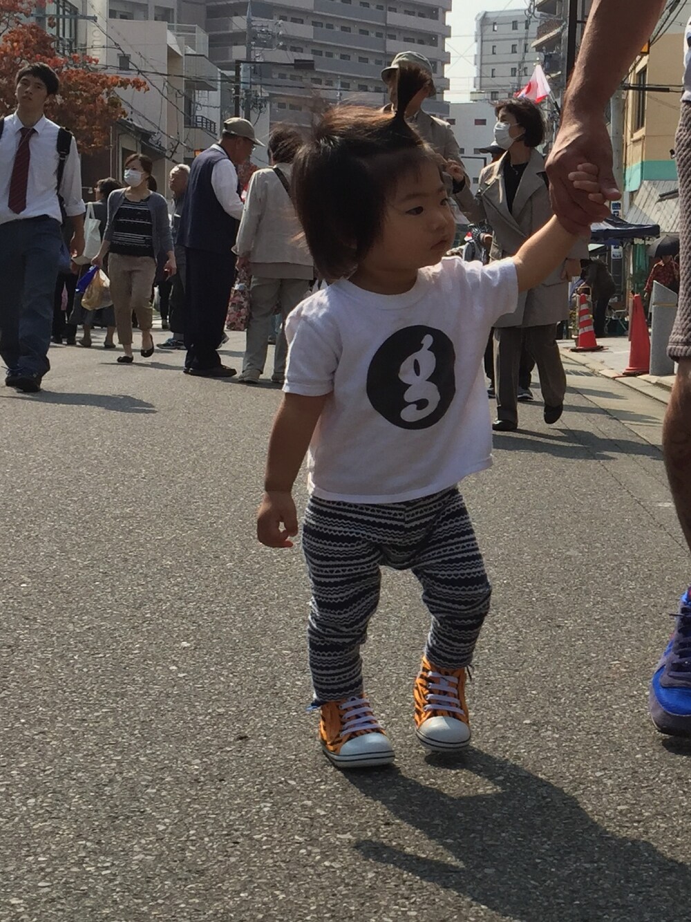 「ユニクロ#コンバース#kids#ちょんまげ#ラフスタイル#1歳#オレンジ#トラ#レギンス」｜「GOODENOUGHのアイテム（Tシャツ/カットソー、ホワイト系）」を使った、tonchammmさん（キッズ・80cm）の秋コーディネートの1枚目の写真