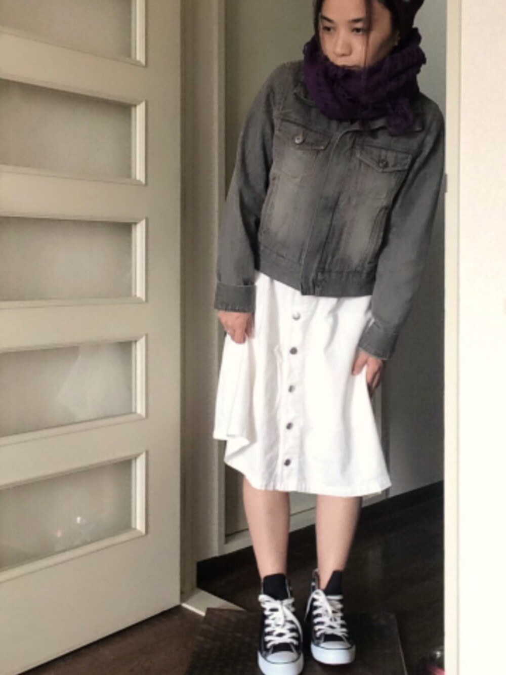 「ミモレ丈スカート、ジージャン」｜「LOWRYS FARMのアイテム（デニムスカート、ホワイト系）」を使った、みなとさん（レディース・152cm）の秋コーディネートの1枚目の写真