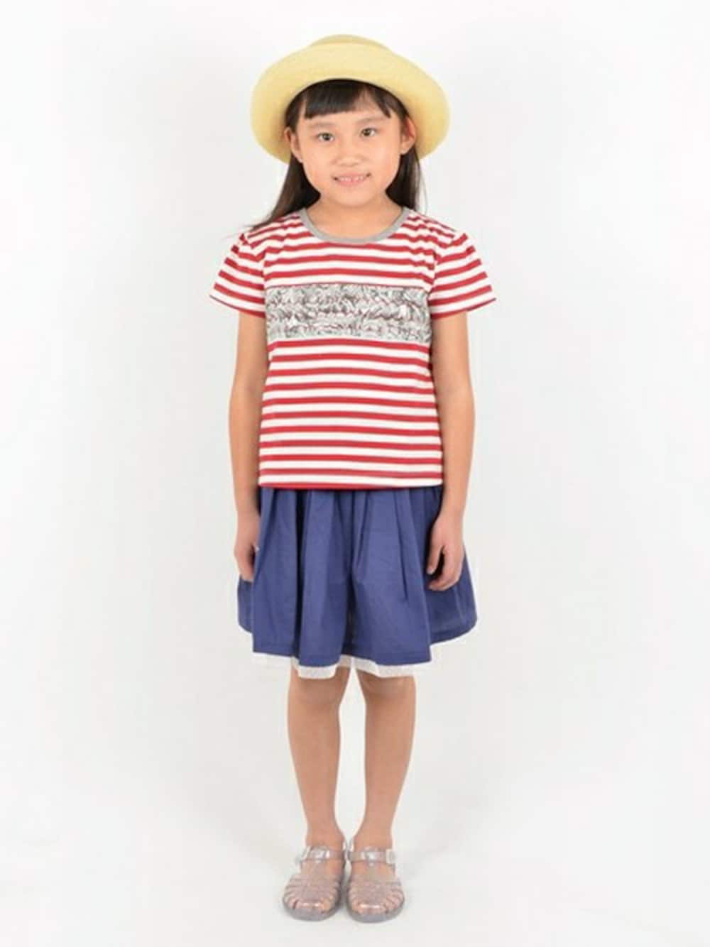 レッド系のTシャツ/カットソー、ブルー系のスカート、シルバー系のサンダルを着用したキッズの春コーディネートの1枚目の写真