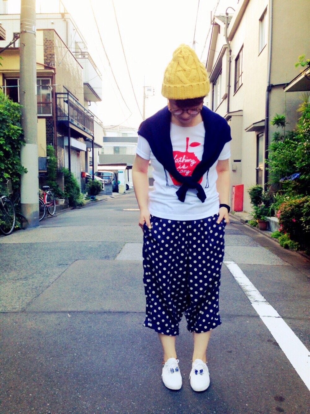 「WEGO、ニット帽、ドット、GU、白いスニーカー、ドットパンツ、ikka、niko and ...、WEARBOOKエントリー、肩掛けカーデ」｜「niko and...の【niko and...】mina5月号掲載◇GIZA14GエミリオVカーディガン（カーディガン/ボレロ、ブルー系）」を使った、c-chamさん（レディース・154cm）の夏コーディネートの1枚目の写真