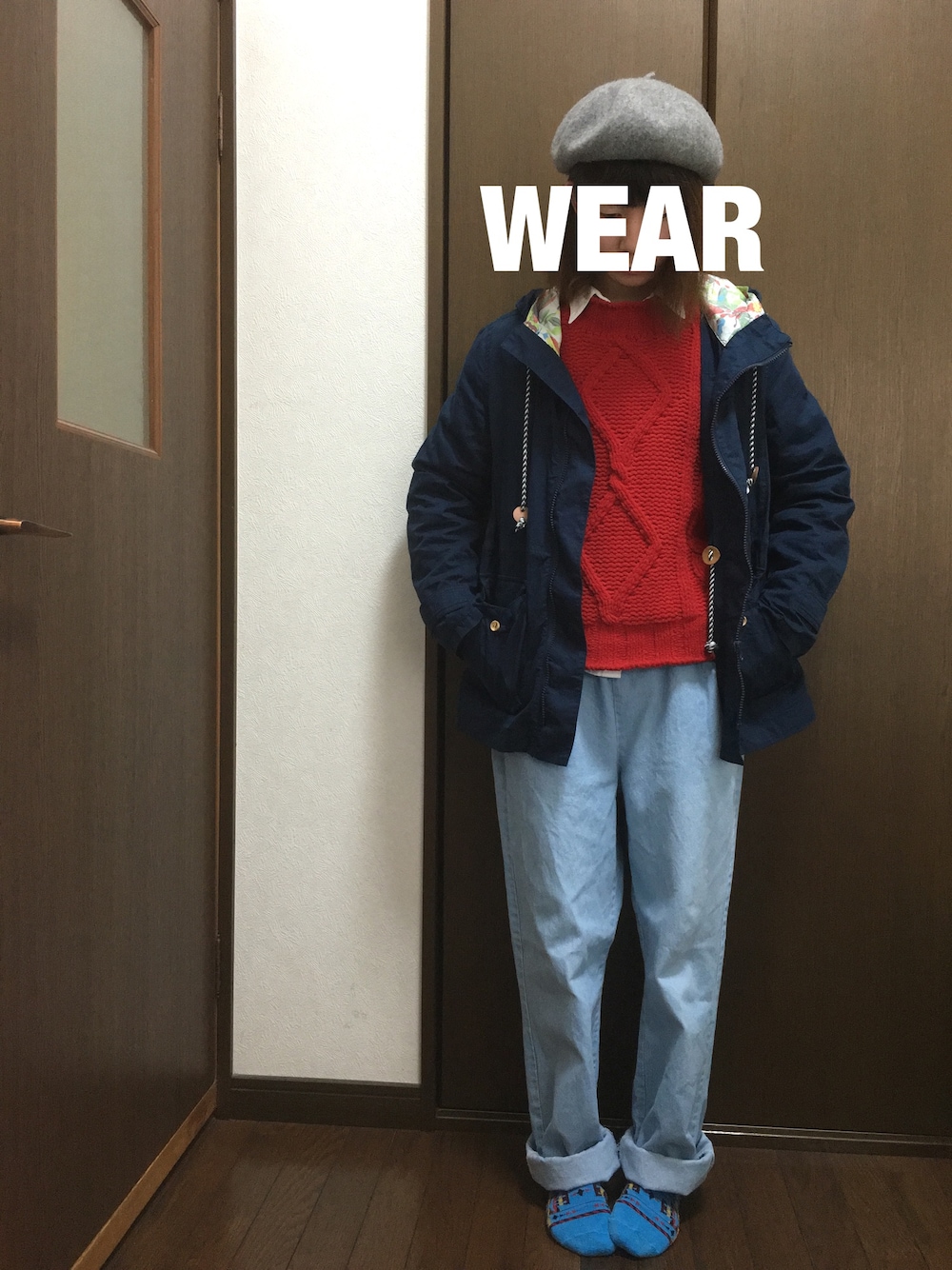 ホワイト系のシャツ/ブラウス、ブルー系のマウンテンパーカー、レッド系のニット/セーターを着用したレディースの冬コーディネートの1枚目の写真