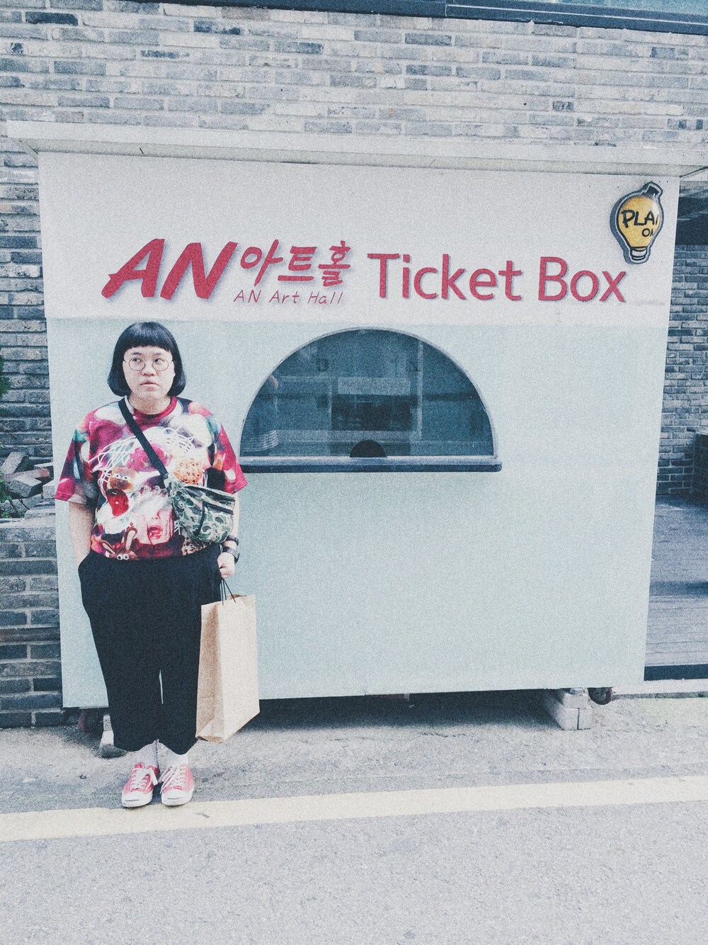 「yourmomlies、converse、seoul、서울」｜「yourmomliesのアイテム（Tシャツ/カットソー、レッド系）」を使った、vivayoung30さん（レディース・160cm）の秋コーディネートの1枚目の写真