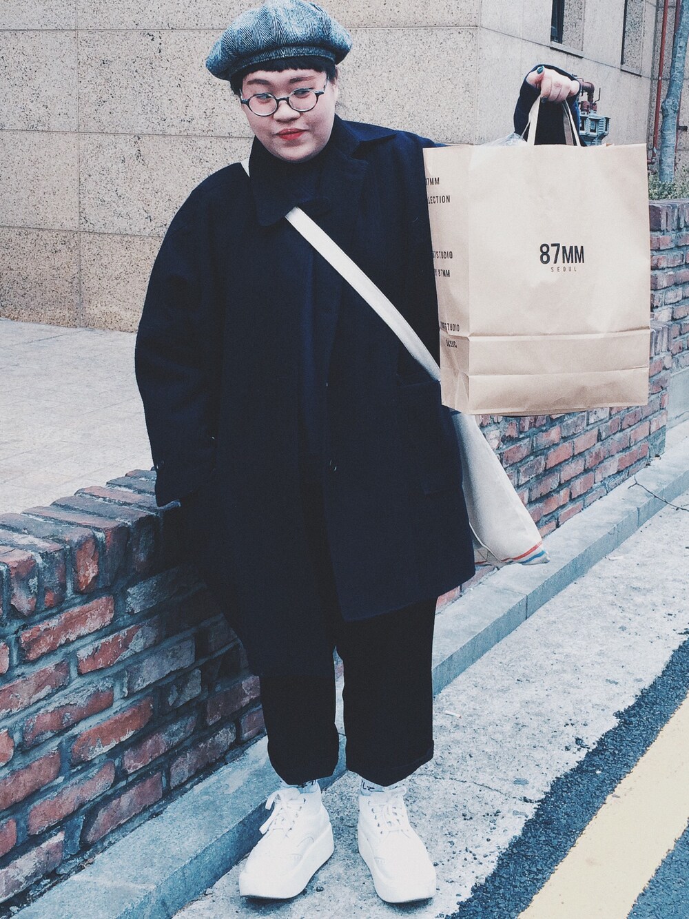 「BELLY BUTTON、87mm、seoul、black、white、beret、glasense、Tokyo bopper」｜「BellyButtonのアイテム（スニーカー、ホワイト系）」を使った、vivayoung30さん（レディース・160cm）の春コーディネートの1枚目の写真