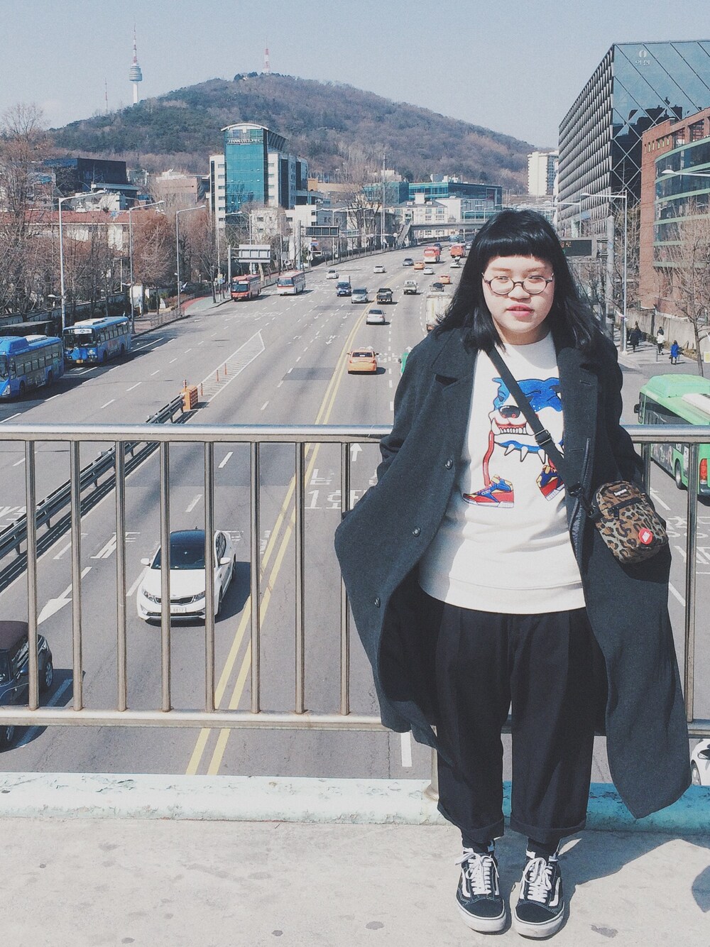 「beyond closet、reebok、VANS、supreme、glasense、vintage、seoul、4socks、black、black and white」｜「Beyond Closetのアイテム（スウェット、ホワイト系）」を使った、vivayoung30さん（レディース・160cm）の春コーディネートの1枚目の写真