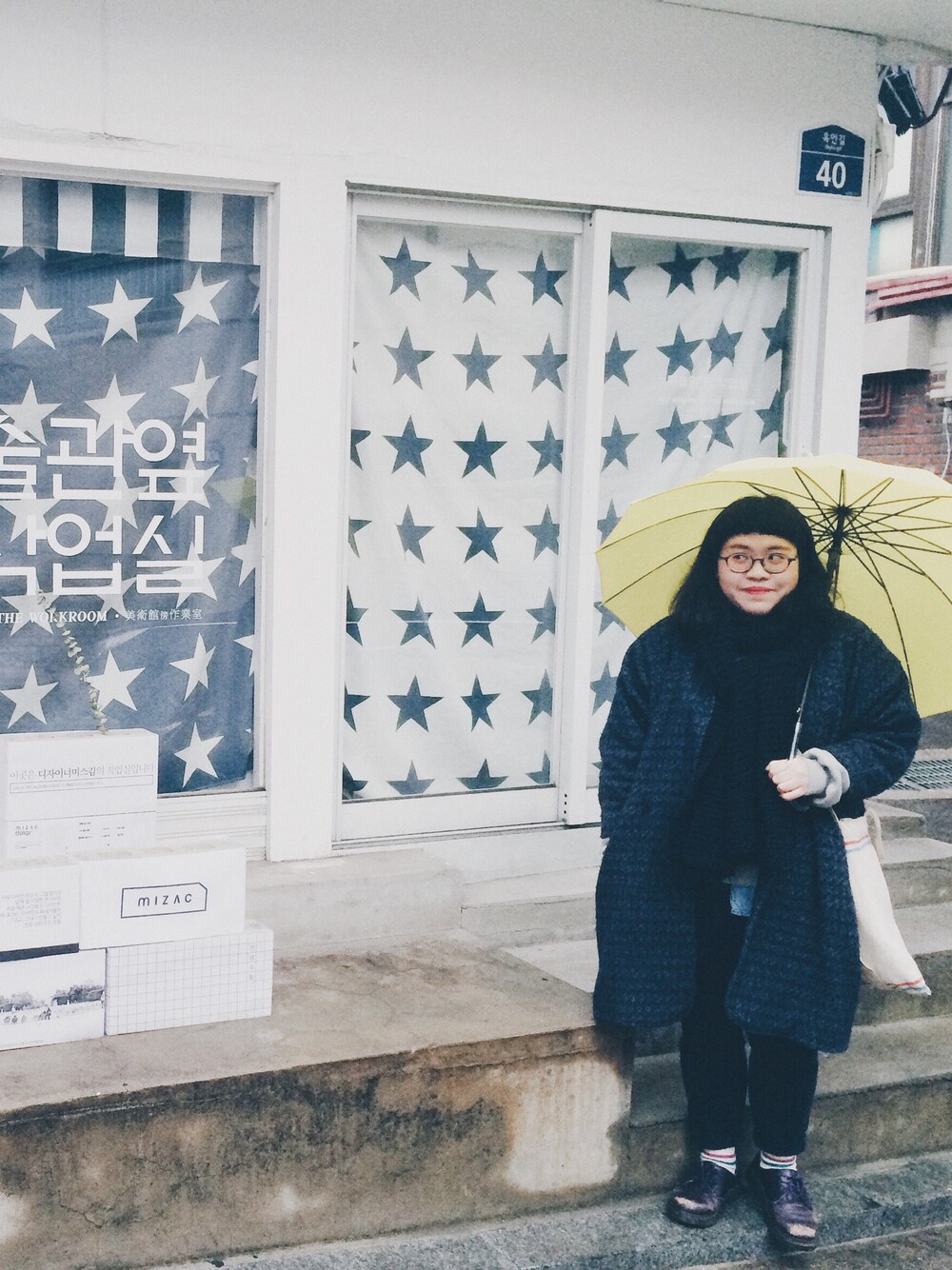 「Dr.Martens、vintage、seoul、navy、black」｜「Dr. Martensのアイテム（ブーティ、パープル系）」を使った、vivayoung30さん（レディース・160cm）の春コーディネートの1枚目の写真