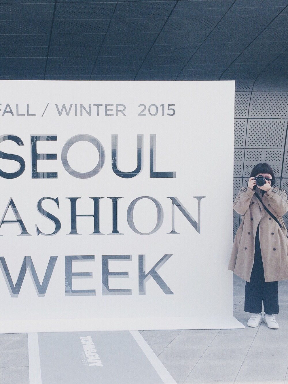 「seoul、seoulfashionweek、SFW(SFW)、adidas、adidas originals、streetfashion、streetstyle」｜「naked senseのアイテム（Tシャツ/カットソー、ブラック系）」を使った、vivayoung30さん（レディース・160cm）の春コーディネートの1枚目の写真