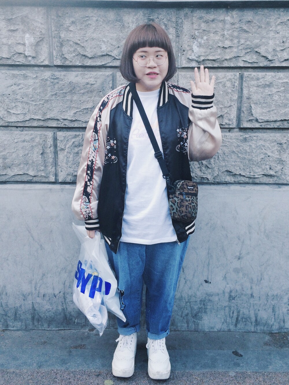 「vintage、Tokyo bopper、BELLY BUTTON、denim、seoul、streetstyle、neonmoon、supreme、streetfashion、streetsnap」｜「neon moonのアイテム（Tシャツ/カットソー、ホワイト系）」を使った、vivayoung30さん（レディース・160cm）の春コーディネートの1枚目の写真