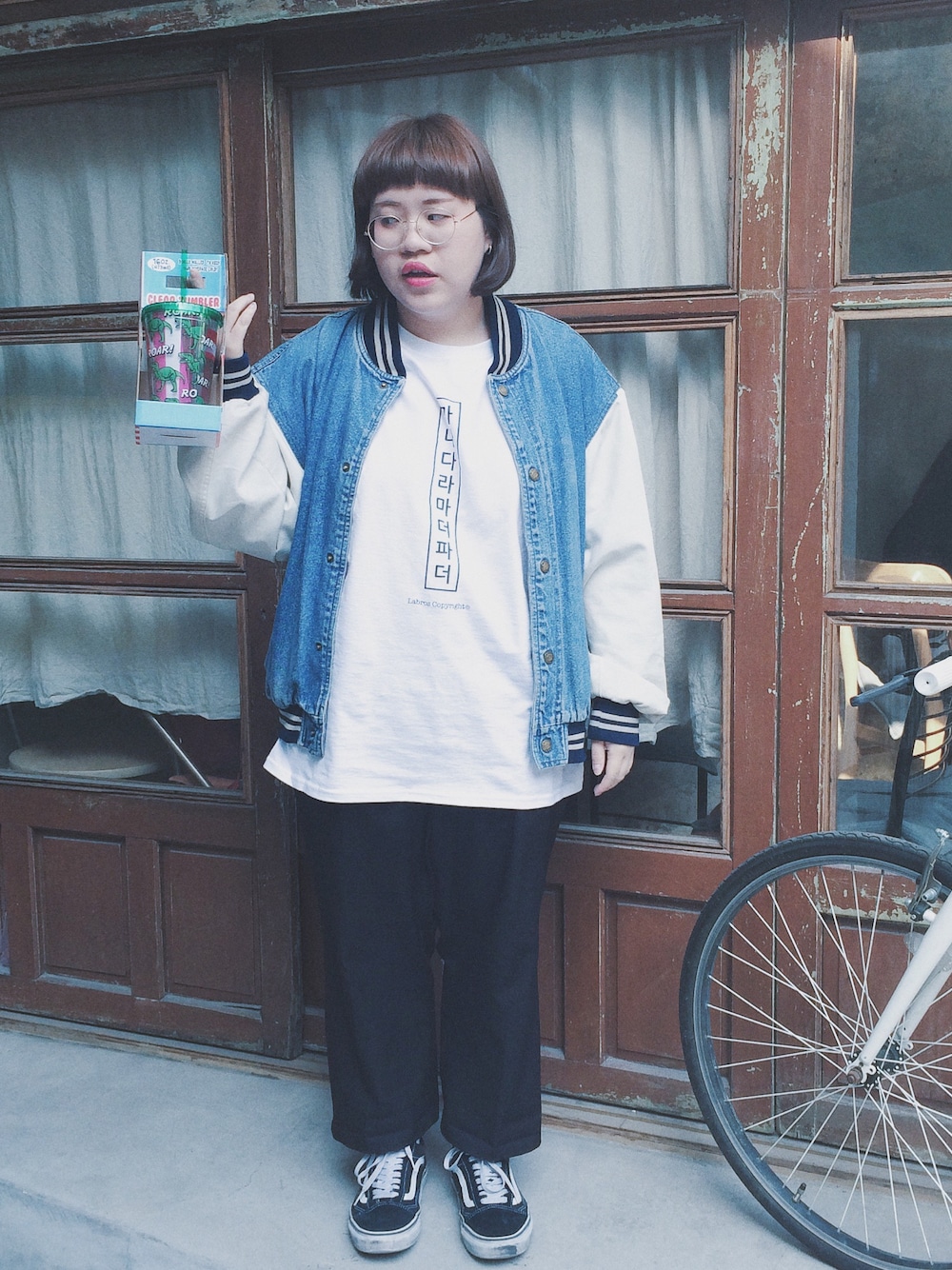 「LABROS、vintage、VANS、denim、black and white、seoul、streetfashion、streetstyle、streetsnap」｜「labrosのアイテム（Tシャツ/カットソー、ホワイト系）」を使った、vivayoung30さん（レディース・160cm）の春コーディネートの1枚目の写真