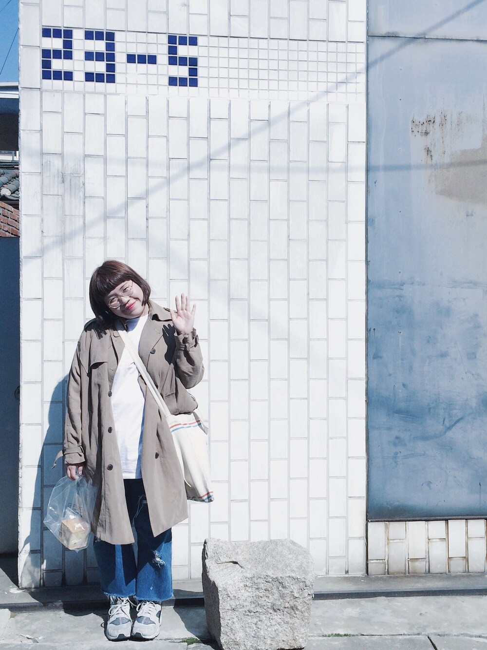 「seoul、stevejandyonip、NIKE、huarache、Levi's、denim、trench coat、streetfashion、streetstyle、streetsnap」｜「NIKEのアイテム（スニーカー、ホワイト系）」を使った、vivayoung30さん（レディース・160cm）の春コーディネートの1枚目の写真