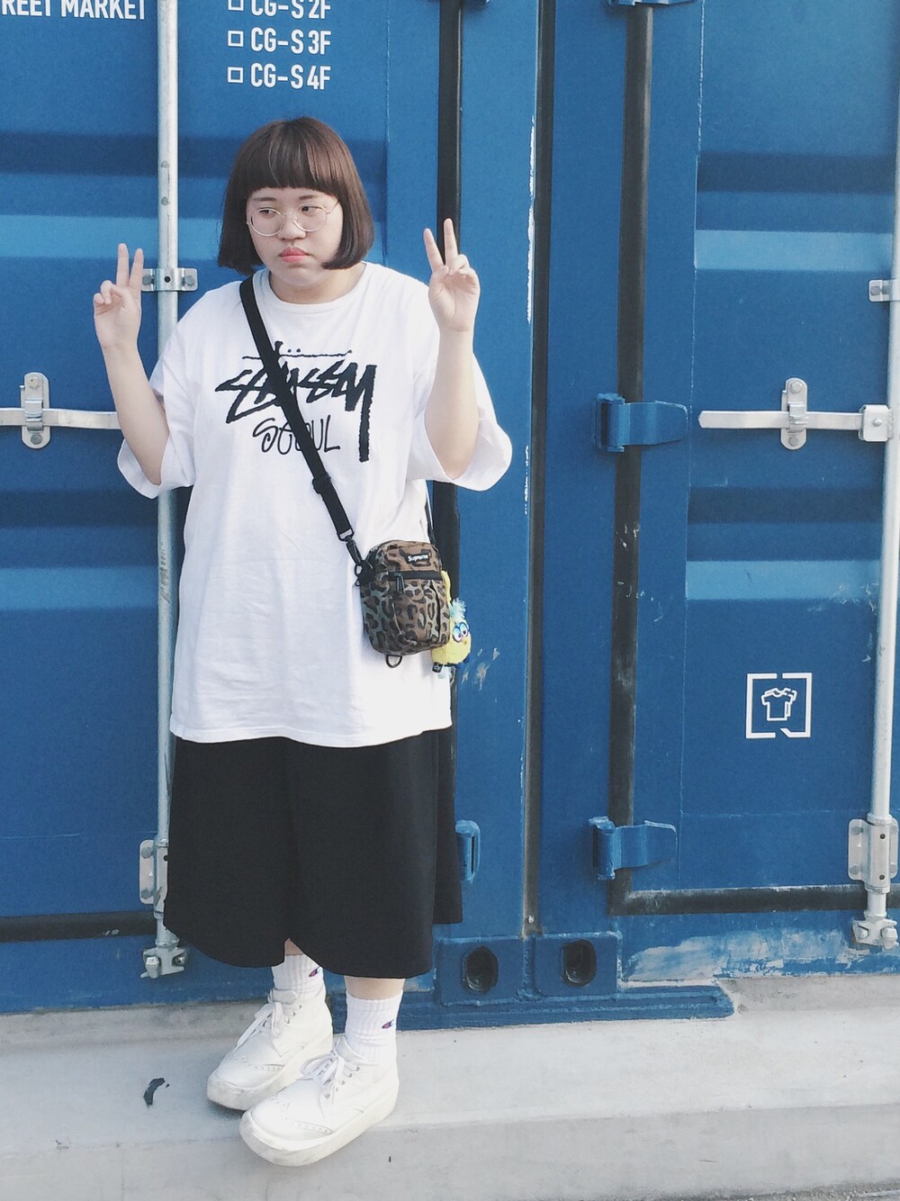 「stussy、supreme、Champion、Tokyo bopper、BELLY BUTTON、black and white、seoul、streetfashion、streetstyle、streetsnap」｜「Supreme のアイテム（ボディバッグ/ウエストポーチ、グリーン系）」を使った、vivayoung30さん（レディース・160cm）の春コーディネートの1枚目の写真