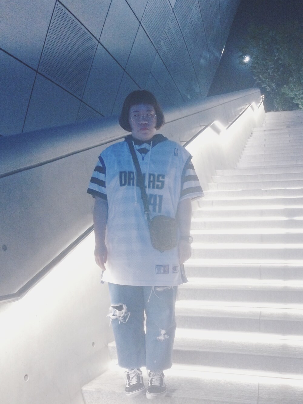 「oioi、Champion、supreme、Levi's、VANS、korea、seoul、streetfashion、streetstyle、streetsnap」｜「Championのアイテム（スウェット、ホワイト系）」を使った、vivayoung30さん（レディース・160cm）の春コーディネートの1枚目の写真