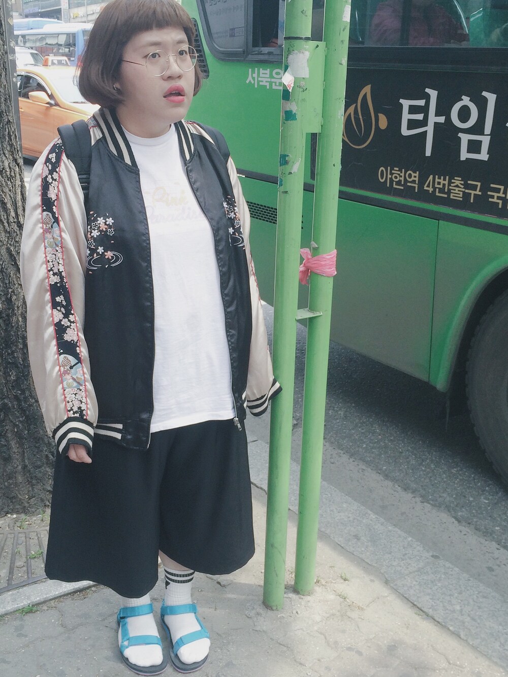「neonmoon、vintage、teva、black and white、seoul、streetfashion、streetstyle、streetsnap、korea」｜「neon moonのアイテム（Tシャツ/カットソー、ホワイト系）」を使った、vivayoung30さん（レディース・160cm）の春コーディネートの1枚目の写真