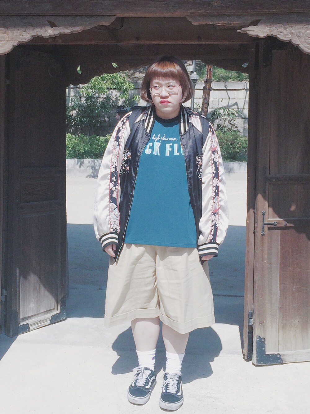 「VANS、vintage、13month、Champion、seoul、streetfashion、streetstyle、streetsnap」｜「VINTAGEのアイテム（スタジャン、ブラック系）」を使った、vivayoung30さん（レディース・160cm）の春コーディネートの1枚目の写真