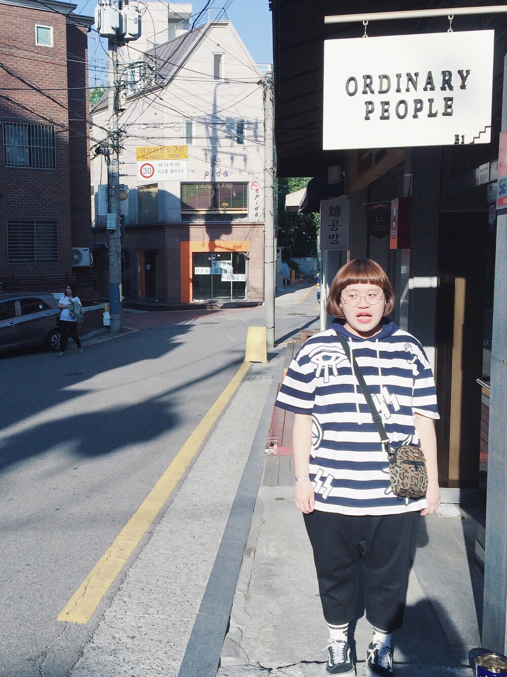 「oioi、VANS、supreme、stripe、black、seoul、streetfashion、streetstyle、streetsnap、ordinarypeople」｜「oioiのアイテム（Tシャツ/カットソー、ホワイト系）」を使った、vivayoung30さん（レディース・160cm）の春コーディネートの1枚目の写真