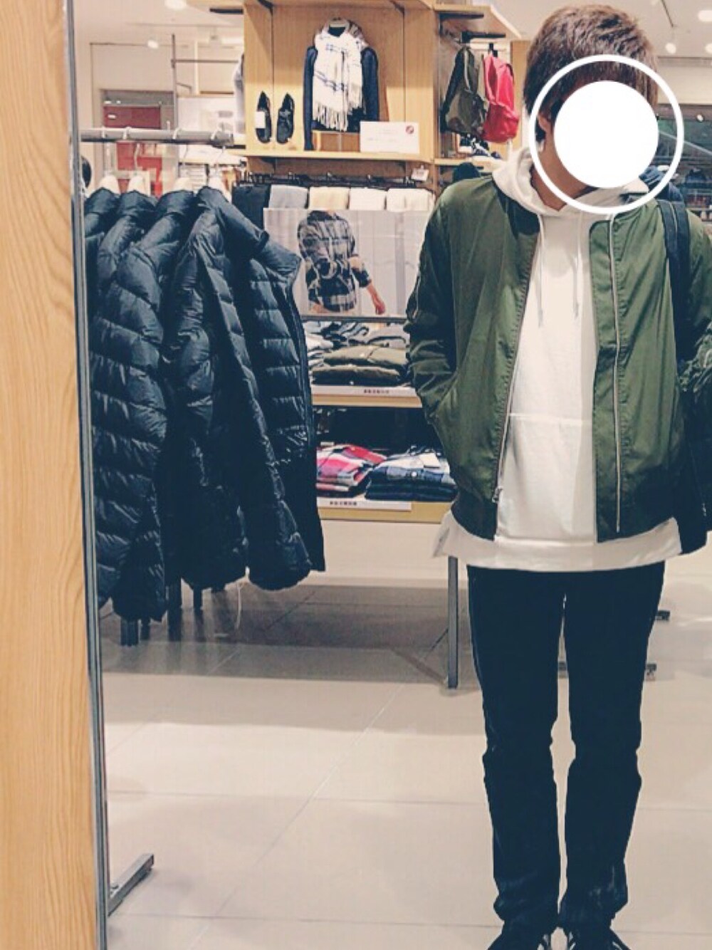 「秋コーデ、黒スキニー、UNIQLO、秋のコーデ、MA-1、カーキ、パーカー、シンプルコーデ」｜「URBAN RESEARCHのMA-1（MA-1、グリーン系）」を使った、Naoさん（メンズ・169cm）の秋コーディネートの1枚目の写真