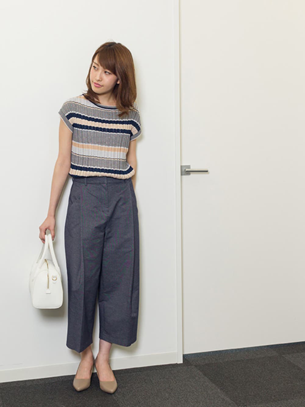 「夏、ネイビー、パンツスタイル、ポインテッドトゥ、ミニバッグ、通勤コーデ、マルチボーダー、NATURAL BEAUTY BASIC、ナチュラルビューティーベーシック、NBB」｜「NATURAL BEAUTY BASICのマルチボーダーニット（ニット/セーター、ブルー系）」を使った、NBB STAFF03さん（レディース・163cm）の夏コーディネートの1枚目の写真