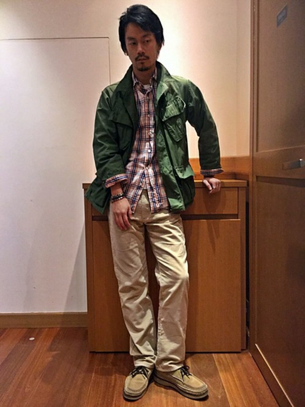 「チェックシャツ、ENGINEERED GARMENTS、カバーオール、シップス、SHIPS、スエードシューズ」｜「SHIPSのNORTH WORKS(ノース・ワークス): ビーズ ブレスレット□（ブレスレット、レッド系）」を使った、飯沼さん（メンズ・178cm）の冬コーディネートの1枚目の写真