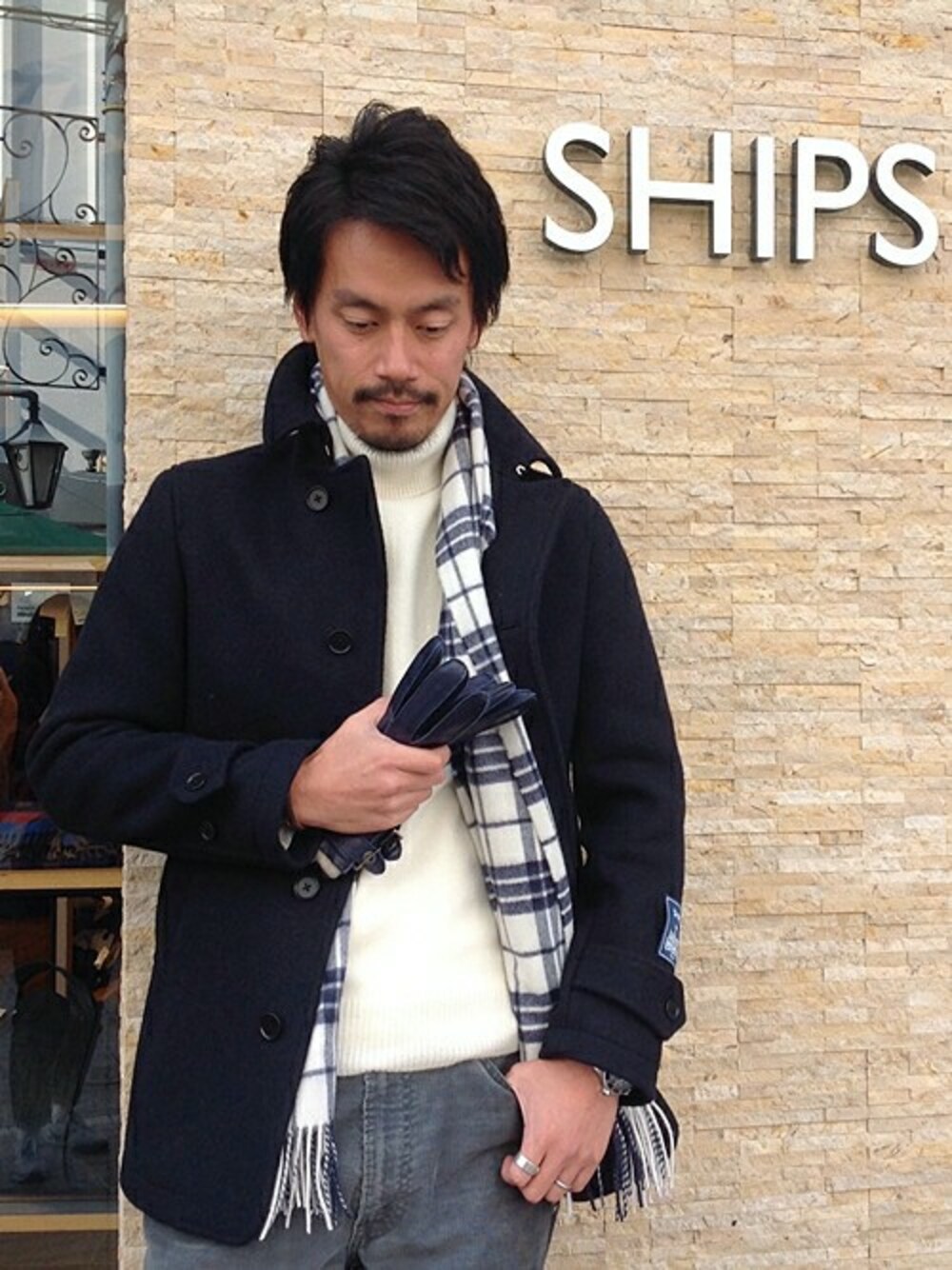 「マフラー、ステンカラーコート、メルトン、タートルネック、シップス、SHIPS、カシミヤ、白ニット」｜「SHIPSのSC: SHIPS（シップス） メルトン シングル Pコート ロング■（ステンカラーコート、ブルー系）」を使った、飯沼さん（メンズ・178cm）の秋コーディネートの1枚目の写真