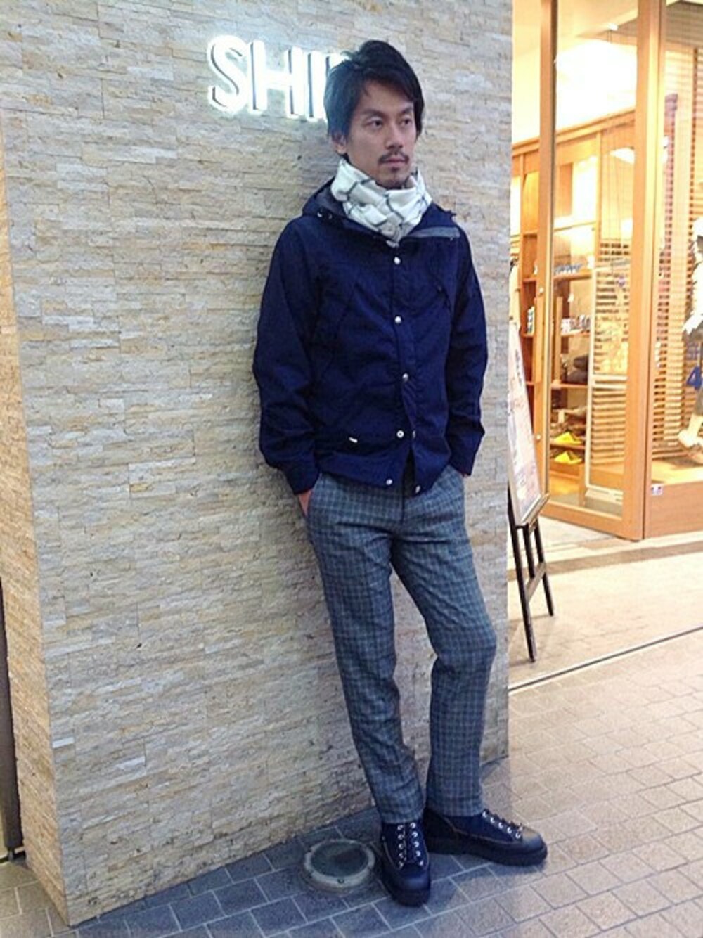 「マウンテンパーカー、マフラー、ウールパンツ、シップス、SHIPS、Danner、マウンテンブーツ、ダナー、アーバンアウトドア」｜「SHIPSのSC: SHIPS（シップス） 15FW スリム ウール ノープリーツ パンツ（チノパンツ、グレー系）」を使った、飯沼さん（メンズ・178cm）の秋コーディネートの1枚目の写真