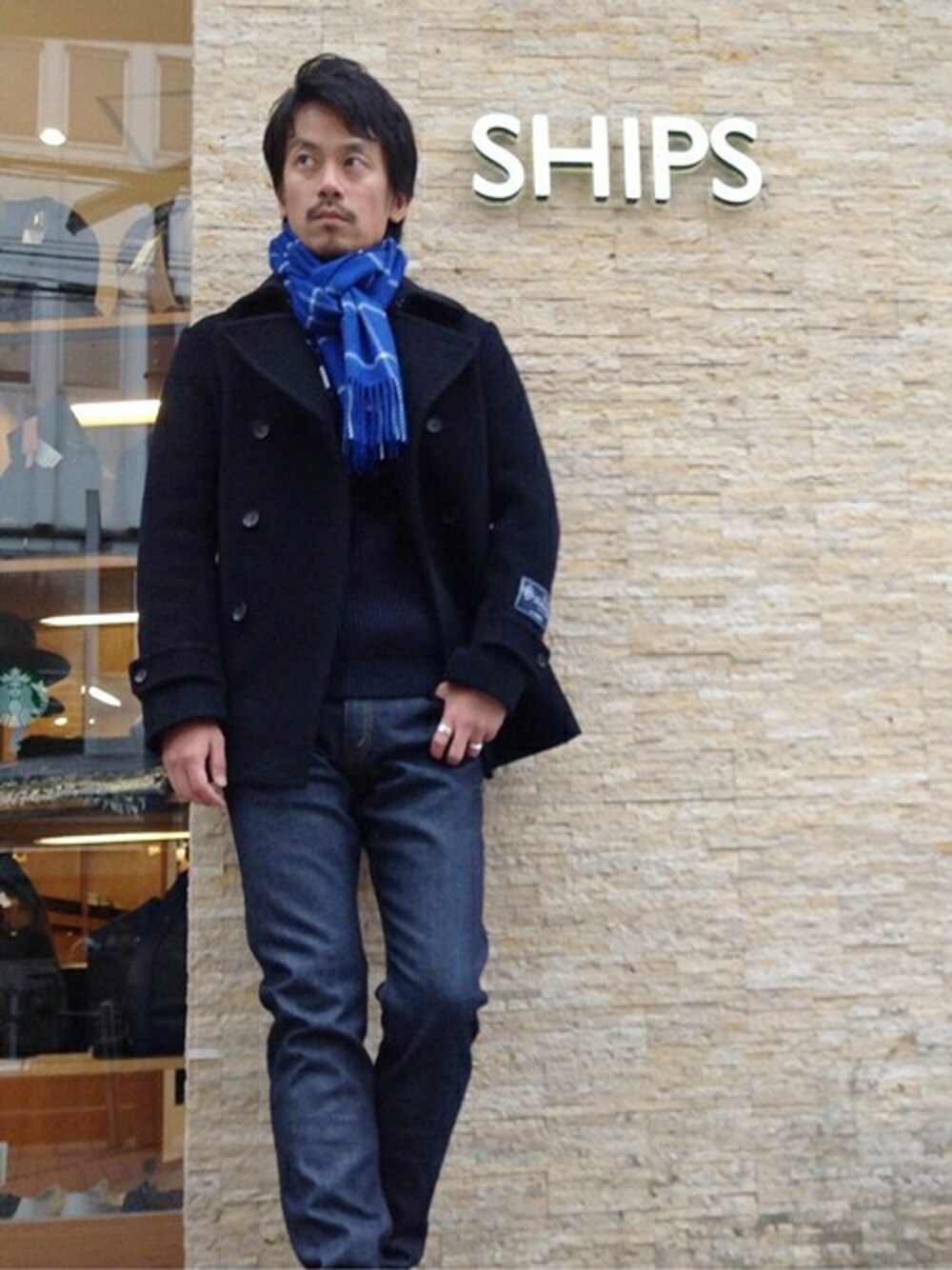 「ニット、デニム、マフラー、ピーコート、シップス、SHIPS、カシミヤ、ネイビーコーデ」｜「SHIPSのSC: SHIPS(シップス) "Vallombrosa(バロムブローサ)" ピーコート■（ピーコート、ブルー系）」を使った、飯沼さん（メンズ・178cm）の秋コーディネートの1枚目の写真