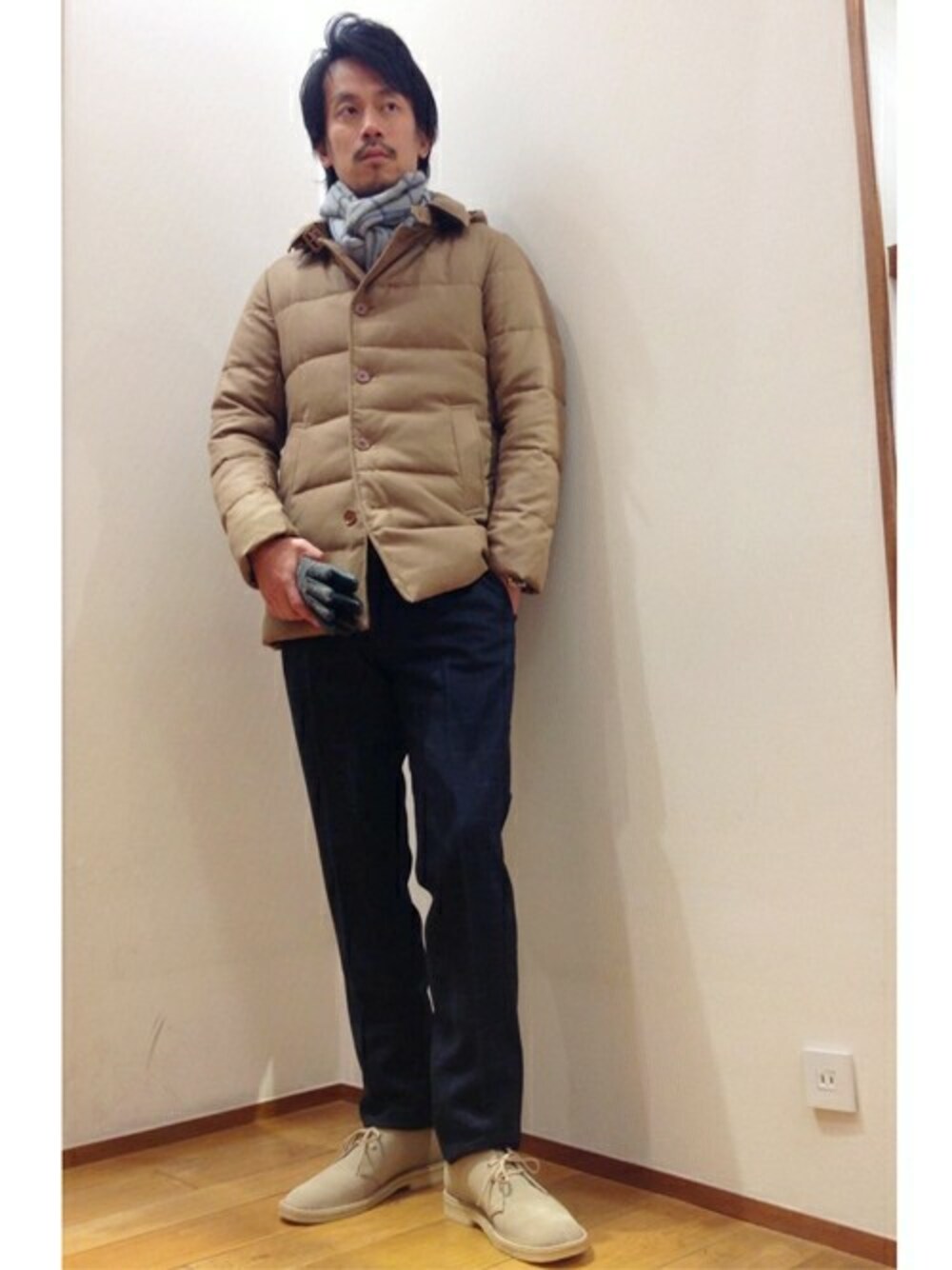 「ハリスツイード、ダウンジャケット、マフラー、ウールパンツ、シップス、SHIPS、手袋、Harris Tweed、クラークス、clarks」｜「SHIPSのSC: SHIPS（シップス） 15FW スリム ウール ノープリーツ パンツ（チノパンツ、ブルー系）」を使った、飯沼さん（メンズ・178cm）の冬コーディネートの1枚目の写真