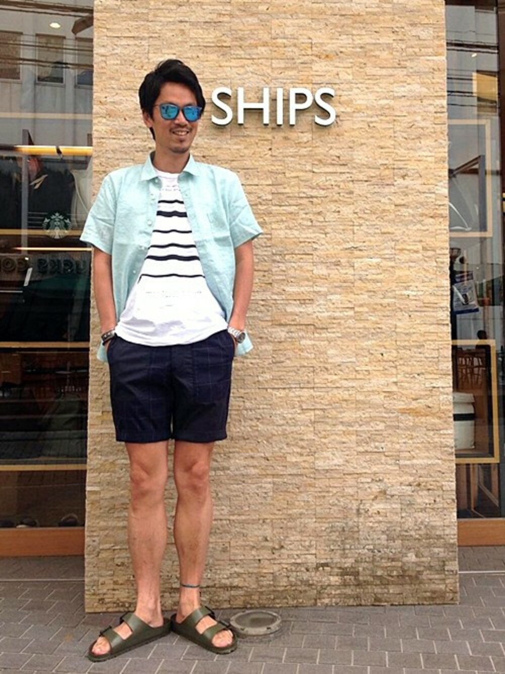 「サングラス、シップス、ビルケンシュトック、SHIPS、birkenstock、サンダル、リネンシャツ、ライトグリーン、半袖シャツ、さわやか」｜「SHIPSのSC: SHIPS(シップス) "SAFILIN" （サフィラン）リネン ハケメ シャツ ショートスリーブ（シャツ/ブラウス、グリーン系）」を使った、飯沼さん（メンズ・178cm）の夏コーディネートの1枚目の写真